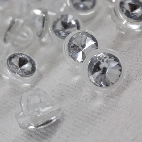 Plastic button with 8mm stone 709