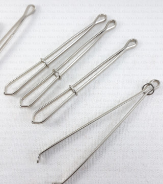 Threading tool for cords, elastic and ribbons – a practical sewing accessory