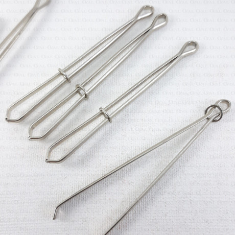 Threading tool for cords, elastic and ribbons – a practical sewing accessory