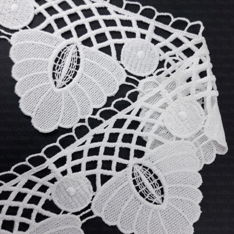 Guipure lace 1 running metre No. 810